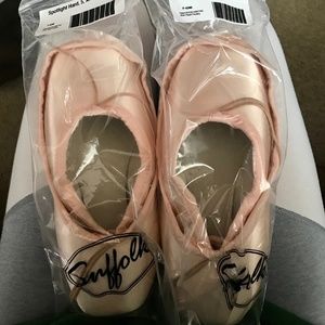 BRAND NEW Suffolk Spotlight Pointe Shoe, 5 XX